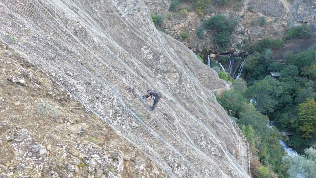 Kaya düşme riskine karşı harekete geçildi: Tomara’ya çelik ağlı koruma