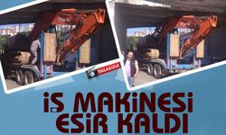 İş makinesi üst geçide takıldı