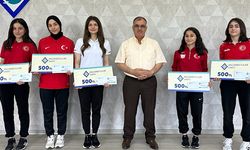 Yaşar Erbaşaran’dan gençlere ödül