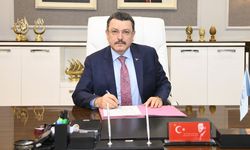 Ahmet Metin Genç öğrencilere başarı diledi