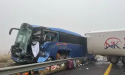 Şanlıurfa'da Yoğun Sis Kazaya Neden Oldu! Otobüs, 2 Tırın Çarptığı Feci Kaza: 1 Ölü, 15 Yaralı