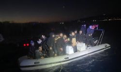Kuvvetli Rüzgarla Sürüklenen Göçmenler, Sahil Güvenlik Botu İle Kurtarılarak Karaya Çıkarıldı