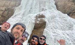 Ağrı'nın Soğuk Kucaklaması: 33 Metre Yükseklikteki Şelale Büyülü Bir Buz Diyarına Dönüştü
