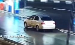 Rusya'da Benzin İstasyonundan Kaçan Araç: El Freni Unutulunca İlginç Anlar