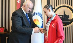 Sudenaz Gülay, Avrupa Wushu Şampiyonasında Birinci Oldu! Belediye Başkanı Tarafından Ödüllendirildi