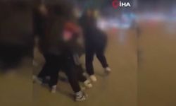 İzmir'de Okul Çıkışında Kız Öğrenciler Arasında Şiddetli Kavga: Sosyal Medyada Gündem Oldu