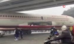 Hindistan'da Tuhaf Olay: Hurda Uçağı Taşıyan Kamyon, Köprünün Altına Sıkıştı!