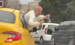 Bayrampaşa'da Şoke Edici Görüntüler: Taksinin Camından Sarkan Müşteri Alkol Alıp Dans Etti!