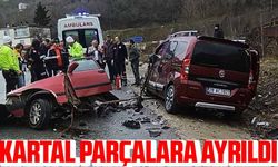 Giresun'da Trafik Kazasında Otomobil İkiye Bölündü, 5 Kişi Yaralandı. Kartal Marka Otomobil Kafa Kafaya Çarpıştı