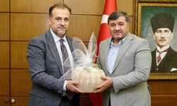 Bakan Yardımcısı Kemal Şamlıoğlu,Giresun Belediye Başkanı Aytekin Şenlikoğlu'nu ziyaret etti.