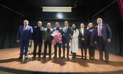 Ahmet Akın Canalioğlu, Trabzon'da Tek Kişilik Tiyatro Oyunu Sahneledi. Siyaset Dünyasından Yoğun Katılım