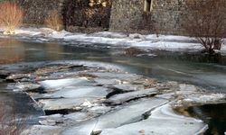 Türkiye’nin en hızlı akan nehri unvanına sahip olan Çoruh Nehri buz tuttu