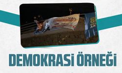 AK Parti Gençlik Kollarından Demokrasi Örneği: Rakip Partinin Pankartlarını Düzelttiler