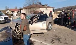 Ordu'da  2 otomobilin kafa kafaya çarpışması sonucu meydana gelen trafik kazasında 2 kişi öldü, 2 kişi yaralandı