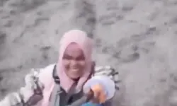 Kadın Tsunami Dalgası Karşısında Selfie Çekti, Ancak Tehlikeli Anlar Yaşadı!