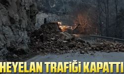 Artvin-Ardanuç Karayolunda Meydana Gelen Heyelan Trafiği Kapattı