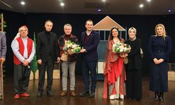 Trabzon'da Kalabalık Katılımla Sahnelenen Oyun, Belediye Başkanı ve Sanat Severler Tarafından Beğenildi