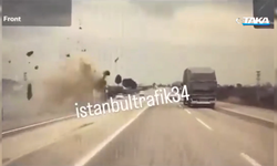 Feci Kaza Anları Kamerada! İki Araç Kafa Kafaya Çarpıştı