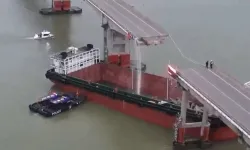 Çin'de Konteyner Gemisi Köprüye Çarptı, Araçlar Denize Düştü: Ölü ve Yaralılar Var