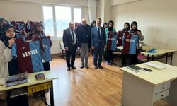 Trabzonspor Yönetim Kurulu Üyesi Öğrencilere Forma Jestinde Bulundu