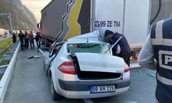 Hopa'da Trafik Kazası: Otomobil Tıra Arkadan Çarptı, Sürücü Hafif Yaralı Kurtuldu