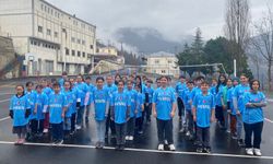 Trabzonspor Yöneticisi Coşkun Öztürk, Akpınar İlköğretim Okulu Öğrencilerini Sevindirdi