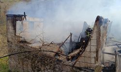 Ordu'nun Gülyalı ilçesinde, Ambarcılı Mahallesi'nde bulunan bir evde çıkan yangın, itfaiye ekipleri tarafından kontrol a