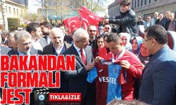 Trabzon Atatürk Alanı'nda Down Sendromlu Sporcuyla karşılaştı ve Başarılarından Dolayı Tebrik Etti forma verdi