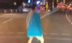 İstanbul'da Trafikte Sıradışı Bir Olay: Bornozla Dans Eden Kadın Tepki Topladı