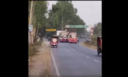 Viral Video: Hindistan'da Kuralsız Trafikte Hayat Devam Ediyor