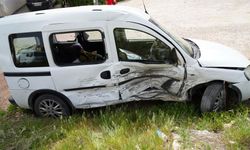 Bayburt'un Tuzcuzade Mahallesi'nde, Sıla Kent Konutları önünde meydana gelen trafik kazasında, iki otomobil çarpıştı