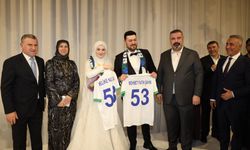 Başkan Turgut Bakan Bak’ın kızının düğününde nikah şahitliği yaptı; Mutluluklar diledi