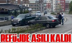 Trabzon Ortahisar Soğuksu Mahallesi'nde Araç Refüjde Asılı Kaldı
