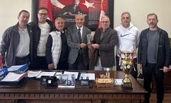 TÜFAD Trabzon Şube Başkanı Metin Bak ve ekibi, şampiyon Yavuz Sultan Selim Anadolu Lisesi’ni ziyaret etti