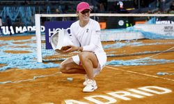 Madrid Açık Tenis Turnuvası'nın tek kadınlar finalinde Sabalenka'yı 2-1 yenen Iga Swiatek, şampiyon oldu