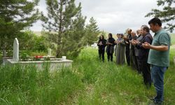 Bayburtlu gazeteci Abdulkadir Nişancı mezarı başında dualarla anıldı