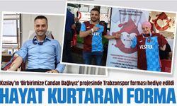 Kızılay’ın ‘Birbirimize Candan Bağlıyız’ projesinde Trabzonspor forması hediye edildi