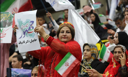 İran'da Yeni Lider İçin Yarış Kızışıyor: Reformist Pezeşkiyan Önde!