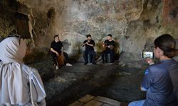 Yerli ve Yabancı Turistlerin Gözdesi: Kızlar Manastırı'nda Unutulmaz Müzik Dinletisi