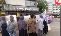 Trabzon'da Gençlerden Mc Donalds ve Burger King Önünde Protesto Eylemi