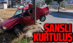 Samsun'da Şanslı Kurtuluş: Kontrolden Çıkan Araç Ağaca Çarptı, Sürücü Sağ Çıktı!