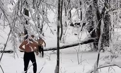 Uludağ’da dondurucu soğukta iki arkadaşın kar banyosu keyfi