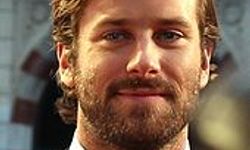 Armie Hammer Skandallar Sonrası Yeni Hayatını Kurmaya Çalışıyor: Oyunculuğa Geri Mi Dönüyor?