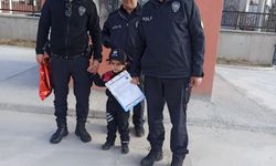 Babası Polis Olamadı 0 Polis Kıyafetiyle Karnesini Aldı