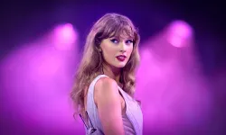 Taylor Swift’in Tuvalet Anı Bile Olay Oldu! Koruması Bir An Olsun Ayrılmıyor