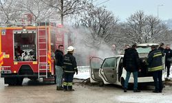 Bolu - Otomobildeki yangını, iş makinesiyle toprak dökerek söndürdü