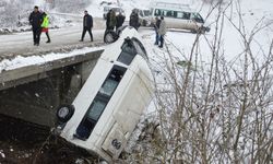 Cenazeye gidenleri taşıyan minibüs çay yatağına devrildi; 15 yaralı