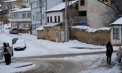 Bayburt’ta etkili olan kar yağışı sonrası kent beyaz örtüyle kaplandı