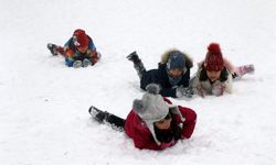 Erzincan güne kar yağışıyla uyandı, çocuklar karın tadını doyasıya çıkardı