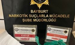 Bayburt’ta 2 şahsın üzerinden çıkan bir miktar yabancı maddeye el konuldu